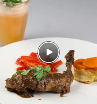 Konijn met mosterd en cacao, tarte tatin van zoete aardappel en Madiana