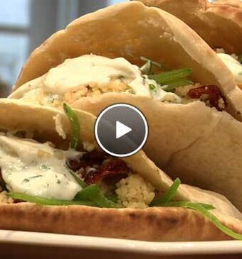 Couscoussalade met geitenkaas, peultjes en gemarineerde tomaten