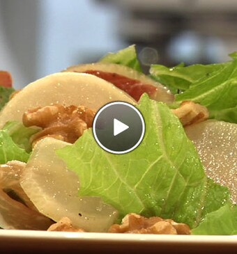 Zoetzure meiknollen met Romeinse sla, parmaham en geroosterde walnoten