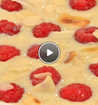 Zoete amandelsoep met frambozen