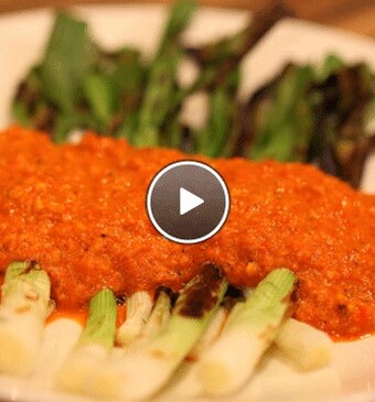 Gegrilde lente-ui met Romescosaus