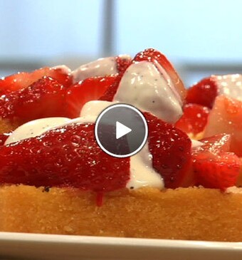 Gegrilde cake met aardbeien en vanille-crème fraîche