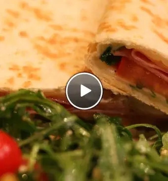Piadina alla Giovanni (gevulde broodjes) en groene salade