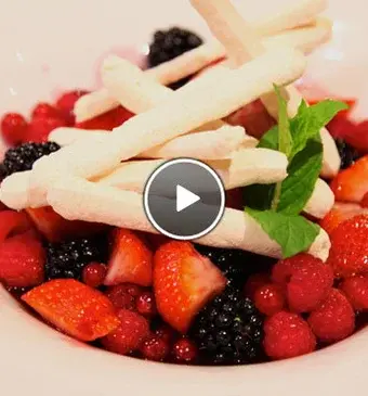 Rood fruit met Beaujolaissaus en kaneelijs