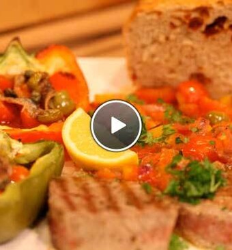 Tonno alla griglia con pomodoro (tonijnsteak met tomatensaus) & peperoni arrostiti (gevulde paprika)