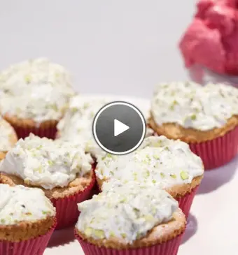 Rozencake met pistache-mascarponecrème en frambozen-rozenijs