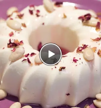 Rozenpudding met amandeltjes met zelfgemaakte rozensiroop