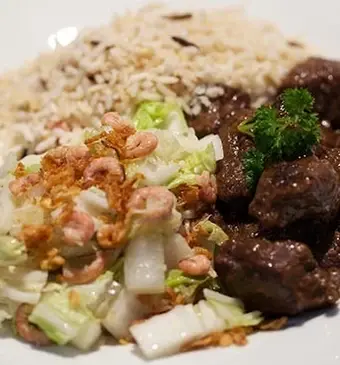 Dendeng terik (gekruid rundvlees met kokosmelk) & gebakken Chinese kool