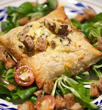 Knapperige bakjes met paddenstoelenvulling