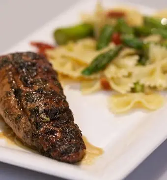 Filetto di maiale con farfalle asparagi verdi (varkensfilet met farfalle en groene asperges)