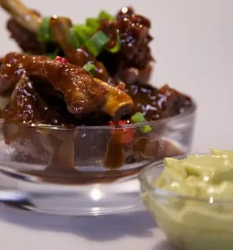 Zachte spareribs met sinaasappel en avocadodip