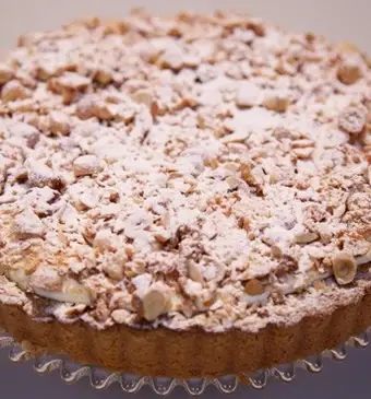 Platte hazelnootspijstaart