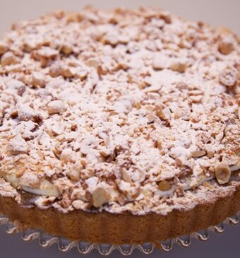 Platte hazelnootspijstaart