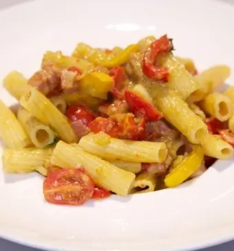 Pasta con verdure e avocado (Pasta met groente en avocado)