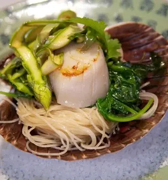 Sechuancoquilles met gemarineerde groene asperges