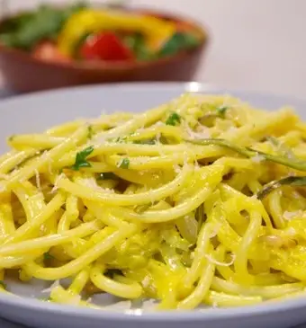 Bucatini con zucchine allo zafferano e gorgonzola (Bucatini met courgette, saffraan en gorgonzola)