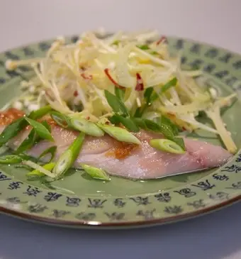 Misomakreel en noedelsalade