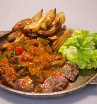 Biefstuk Stroganoff met Moroccan touch en ras el hanoutfriet