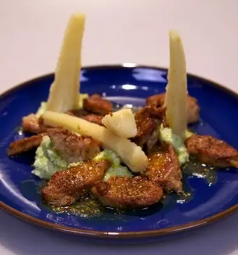 Krokante kalfszwezerik met puree van knolselderij en mosterdvinaigrette
