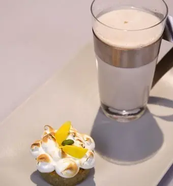 Masala chai latte en Indian chai cake