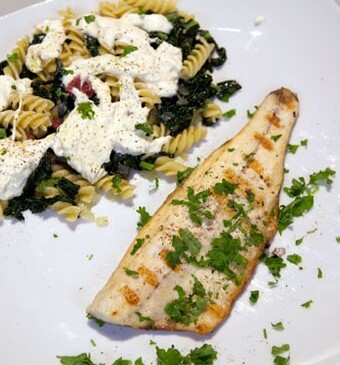 Pasta burrata con cavolo nero e branzino (pasta met burrata, palmkool en zeebaars)