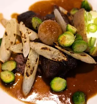 Gegrilde schorseneren met hertensukade en gepofte aardappel