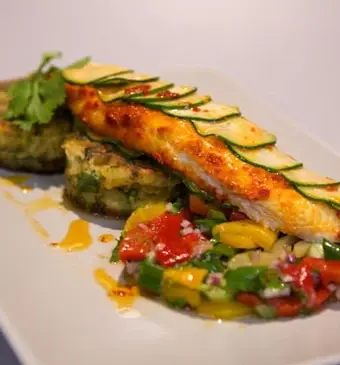 Gestoomde spicy scholfilet met pommes macaire en gepofte paprikasalade