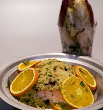 Sockeye zalm met kruidige couscouskorst en salade van lof en granaatappel