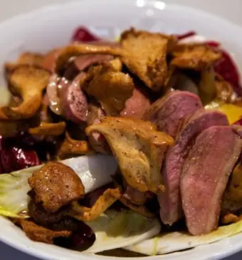 Salade van gemarineerde eendenborst en sinaasappel