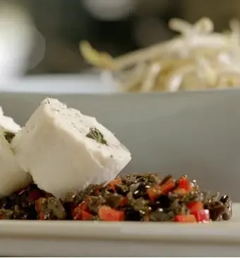 Zeebaarsfilet met olijvensaus en witlof-taugésalade