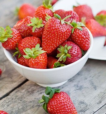 Aardbeien wassen en schoonmaken