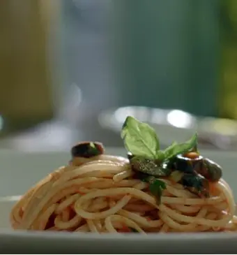 Pasta puttanesca en ijsrol met kruidige vijgen