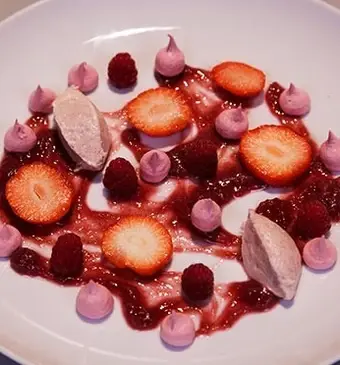 Rabarber en roze meringue