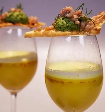 Aspergebouillon met saffraanroom