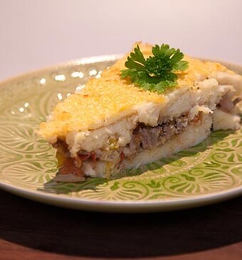 Funchi ovenschotel uit Curaçao (Ovenschotel van maïsmeel en gehakt)