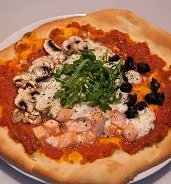 Pizza con salmone, acciughe e funghi (pizza met zalm, ansjovis en champignons)