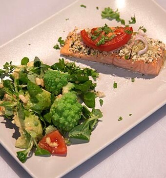 Salmone con crosta di erbe e insalata di avocado (zalm met kruidenkorst en een salade met avocado)