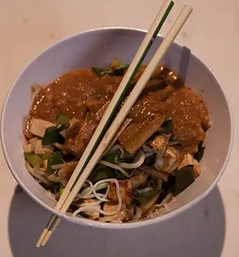 Wokgroente met pinda-kokossaus