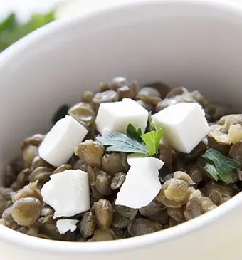 Linzensalade met olijven, radijs en feta