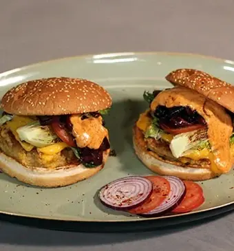 Quinoa-kikkererwtenburger met cheddar