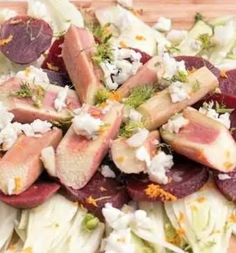 Salade met rabarber, biet en venkel