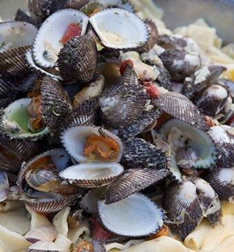 Homemade spaghetti vongole met mosselen en ouzo-piri piri saus