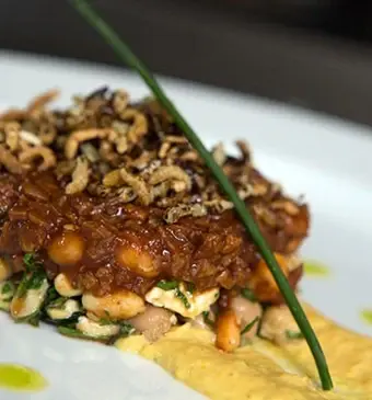 Sojagehaktchili met romige maïspuree