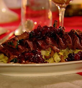 Gebakken rendierbiefstuk met gestoofde savooiekool, cantharellenportjus en cranberrycompote