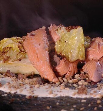 Op steen gegaarde forel, crunch van roggebrood en hazelnoten, geroosterde groene kool,  yoghurt-rettichsaus