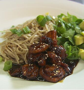 Yakitori met sobanoedels & Japanse salade met avocado en wasabidressing