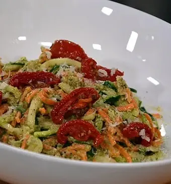 Wortel- en courgette-spaghetti met walnoten-peterseliepesto