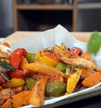 Traybake van kip, zoete aardappel, bloedsinaasappel en paprika