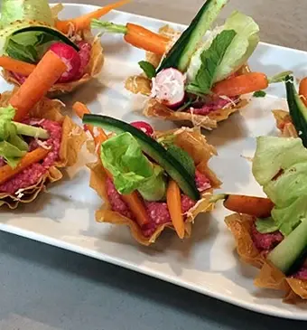 Filodeegbakjes met bietenhummus