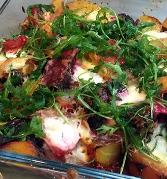 Gepofte bietenschotel met geitenyoghurt